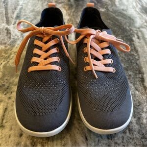 Moshn Women’s Leap Sneaker / Size 9